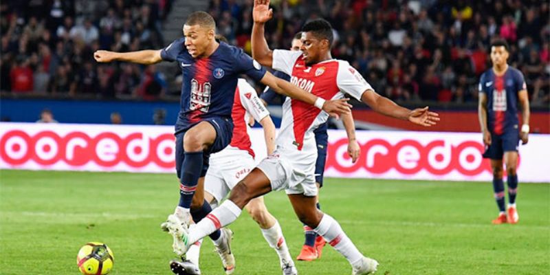 Trung vệ bất đắc dĩ Teze đối đầu tốc độ của Barcola